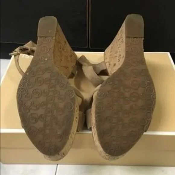 ⭐️40% Off⭐️ 🌠⭐HOST PICK⭐🌠 Michael Kors Amber Wedge Sandals - Picture 3 of 3